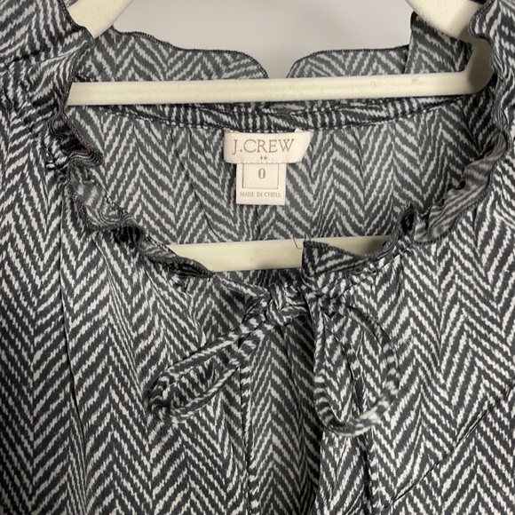 Adorable JCREW PATTERNED GREY BLOUSE SIZE 0. - Picture 2 of 2